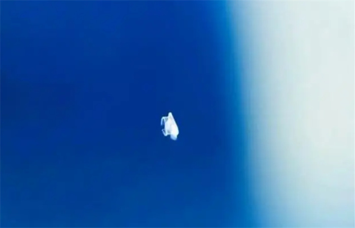 宇航员发现水母状不明飞行物 散发出绿色的光芒 随后消失不见