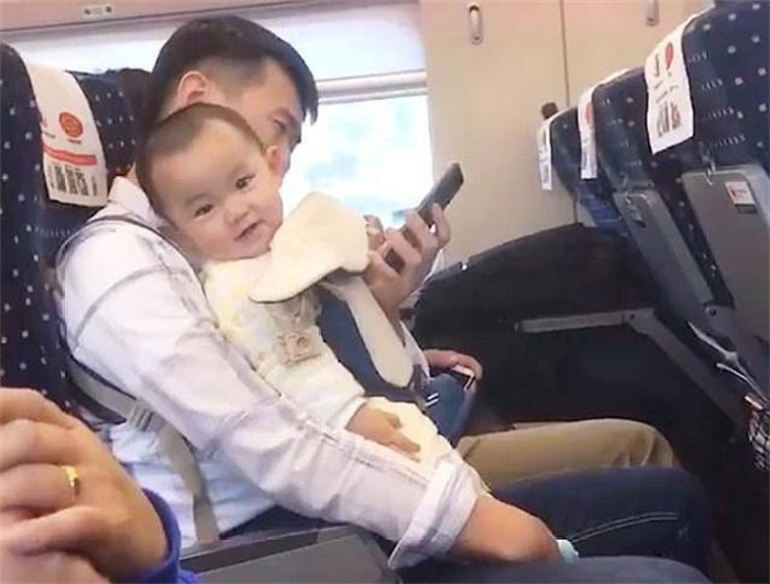 父亲回应3岁女儿坐高铁10小时不哭闹 教育得当