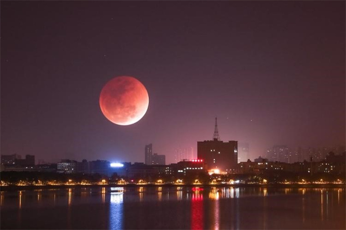 美国又怎么了  上空出现“血月”  是不吉祥的征兆吗