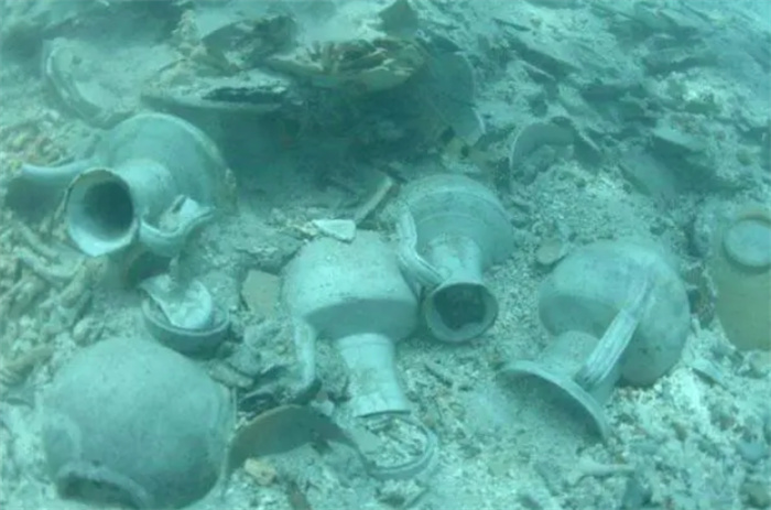 渔民发现满载宝贝的古沉船，考古学家及时赶到，捞出文物价值3亿