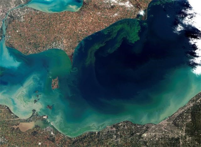 卫星拍下诡异湖水颜色 低氧区遍布全湖 磷污染已无计可施