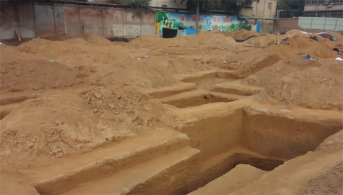 考古队花十年挖开墓穴 却让专家很无奈（十年挖墓）