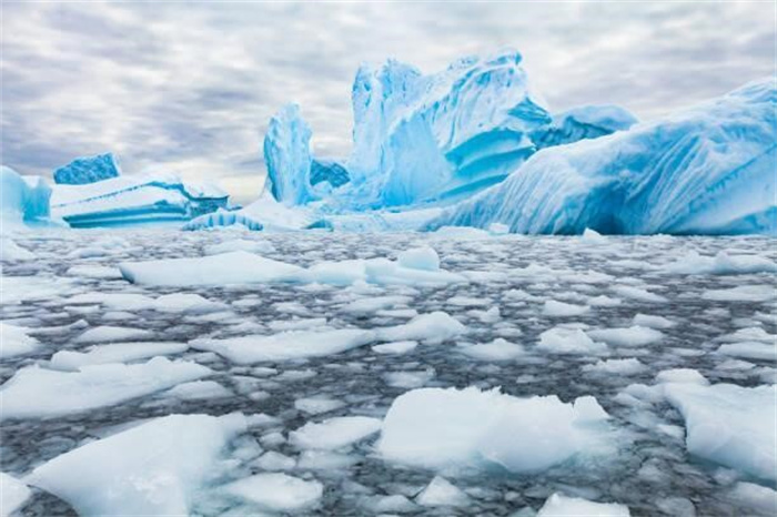 全球气温不断升高  两极冰川大量融化  人类处境岌岌可危