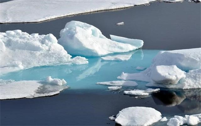 全球气温不断升高  两极冰川大量融化  人类处境岌岌可危