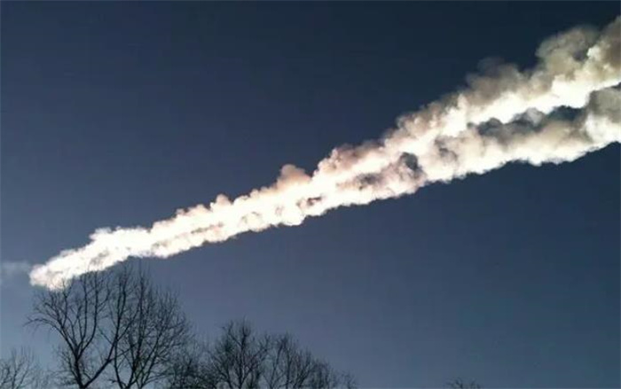 人类被神秘力量保护？俄罗斯上空的陨石，究竟是被谁击碎的？