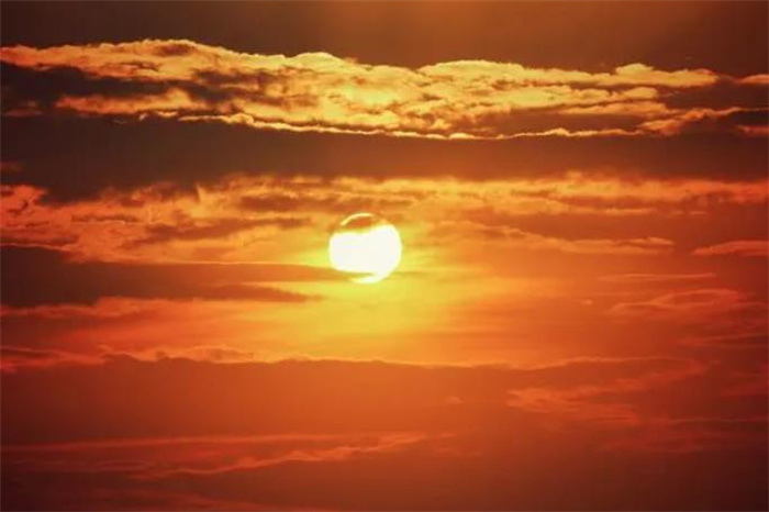太阳表面高达五千度，远在地球都感到炎热，太空却接近绝对零度？