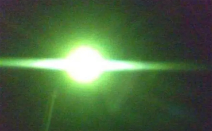 美国又现不明飞行物 空中悬停散发绿光 外星人的高科技吗