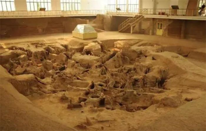 考古家发现先秦“迷宫”，挖出40万吨黄金，日本：媲美金字塔