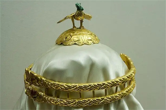 拾荒老人捡到“金冠”，实为战国匈奴文物，专家估价超10个亿