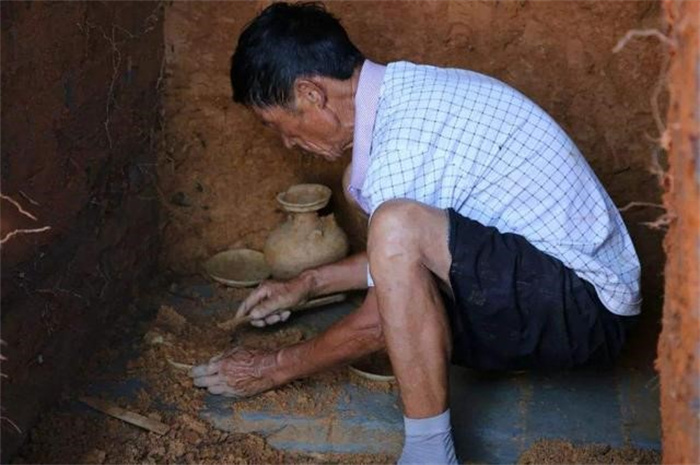 江西大墓挖出22具干尸  提取一颗“脑干”后  考古家：令人后怕