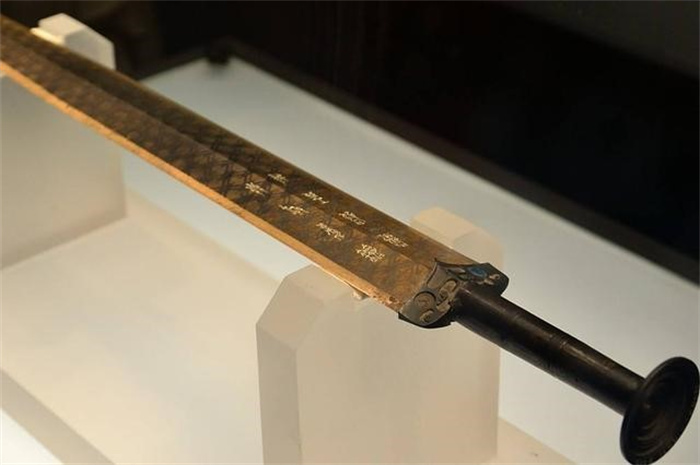 专家1800块买“越王剑” 称博物馆里的是假的 结果被质疑水平