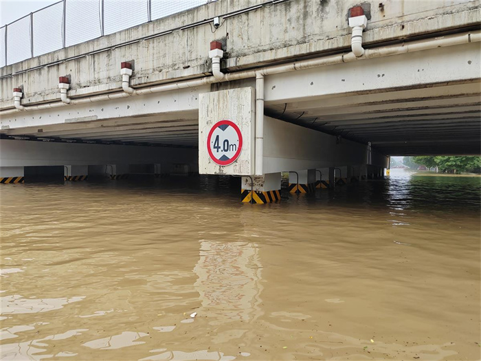 涿州华阳路的洪水已经退去 保险公司拖走百辆水淹车