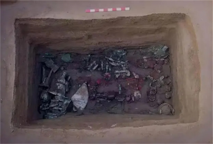 2000年 河南出土一座古墓 墓主人小腿露出一只人手 这是什么