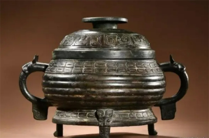 1959年山东一女士参观博物馆：这青铜器和我家盛米碗好像是一体的