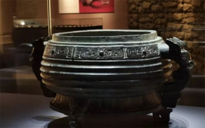1959年山东一女士参观博物馆：这青铜器和我家盛米碗好像是一体的