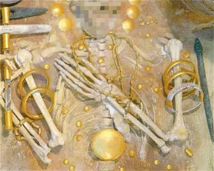 1970年  国外发现一座大墓  一个墓主全身900件黄金饰品