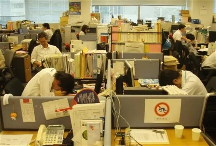 睡眠最少的国家：平均只睡6个半小时，上班时睡觉成自然