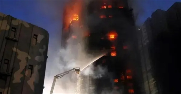 高层建筑发生火灾，后果有多严重？究竟该往上跑还是往下跑？