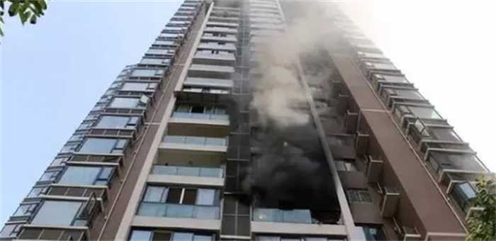 高层建筑发生火灾，后果有多严重？究竟该往上跑还是往下跑？