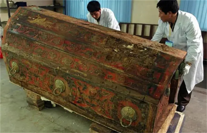 2003年蒙古出土一座辽代墓  专家看到棺材中的女子  大喊：快撤