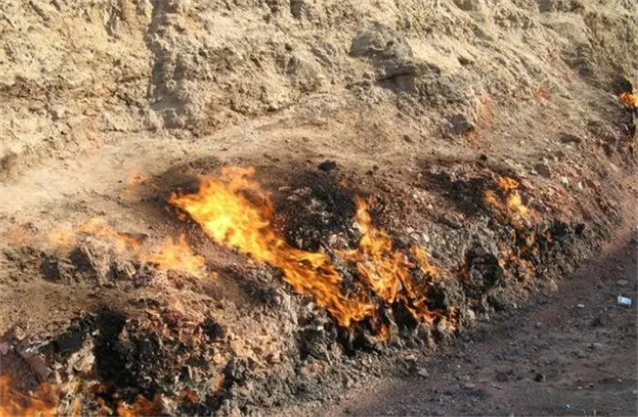 持续最长的大火：煤层起火，地下燃烧6000年，地面开裂，地表变红