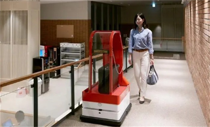 首家机器人酒店：从前台到行李搬运全是机器人 房间有人陪你聊天