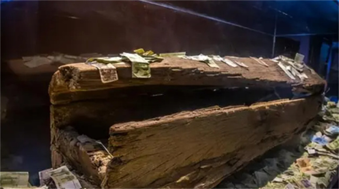 重庆百米悬崖发现金丝楠木悬棺 2000多年不腐烂 总价达10亿元