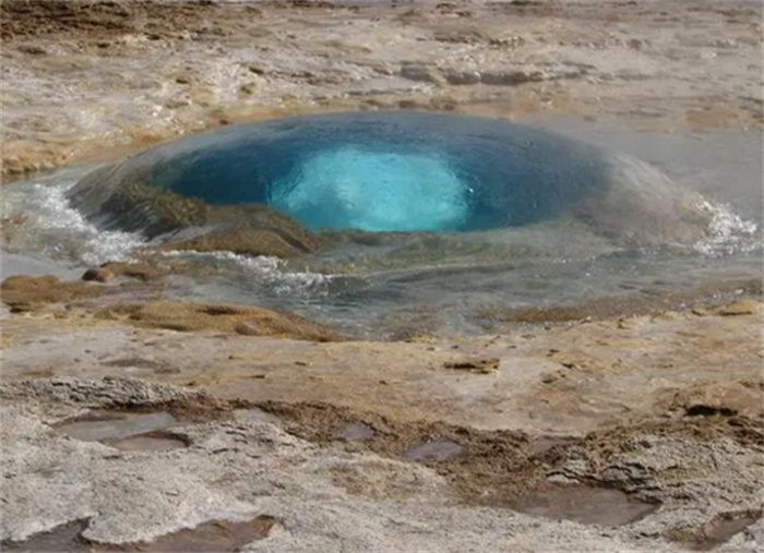 雅鲁藏布江的神奇泉水 间歇泉是怎么回事（神奇泉水）