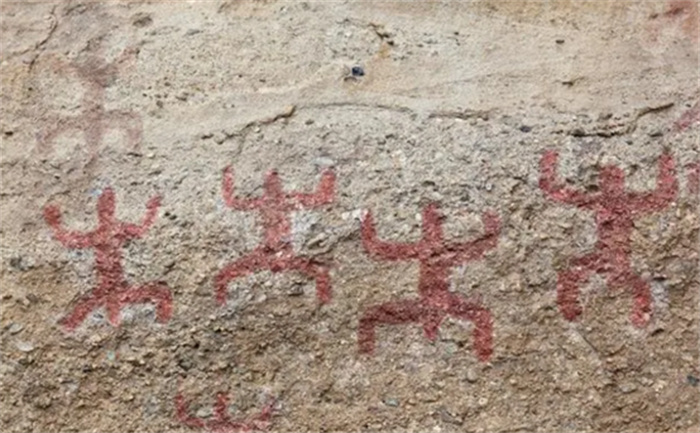 澳大利亚的乌卢鲁岩画 是什么人刻画的（神秘岩画）