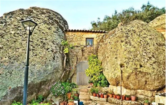 住在石头里的人：中世纪村庄 房屋建在石缝中 洞房夜放无脸娃娃