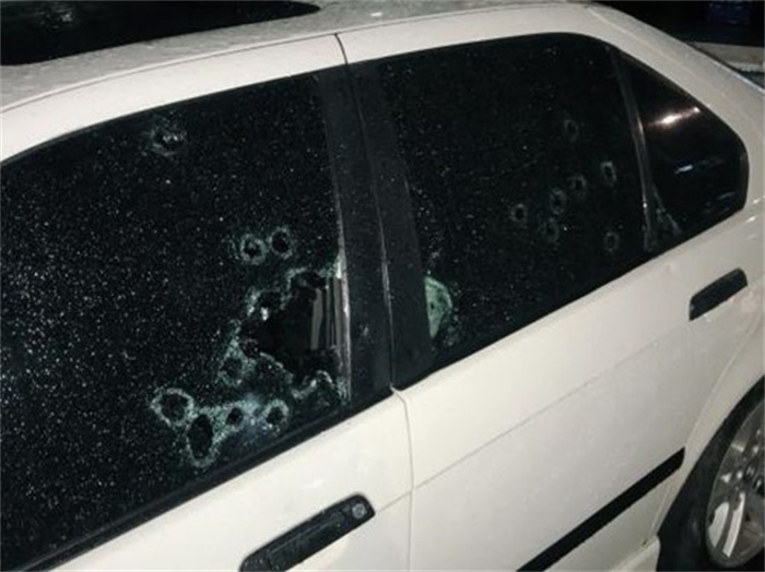 中方车队遇枪击 车窗留下多个弹孔 似针对中方工程师