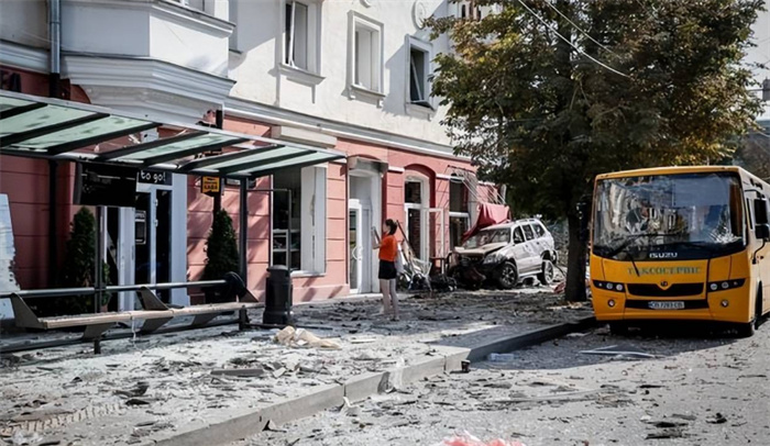 乌克兰一地遭导弹袭击 整条街道被炸穿