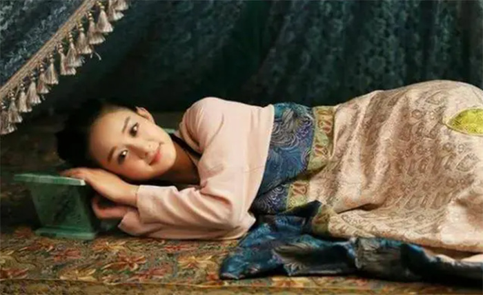 古人睡觉老爱用瓷枕头 不难受么 其实 是为了方便女子