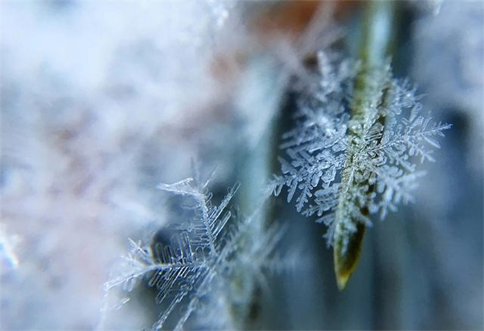 同样从天而降 为什么冰雹形状大小不一 雪花是六角形结构