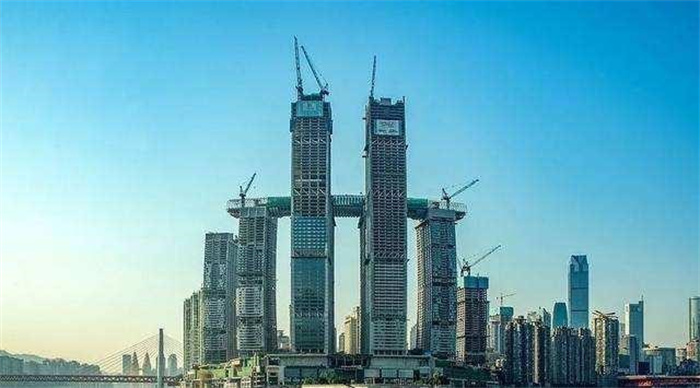 中国建了一座横向摩天大楼 底部用4栋大楼支撑 老外都羡慕无比
