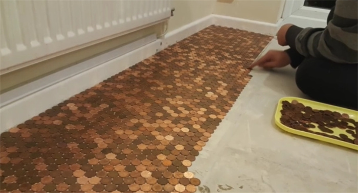 美国小伙用10000个硬币铺地板，看到成品后，简直舍不得下脚！