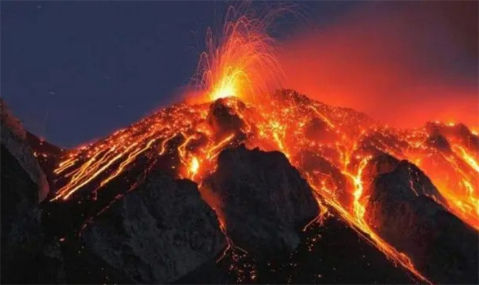 将十亿吨垃圾倒进火山，会发生怎么样的画面？看完才知道真危险