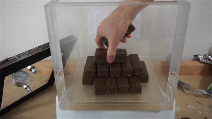 把巧克力放进真空箱  会产生怎样的画面  看完你还敢吃吗