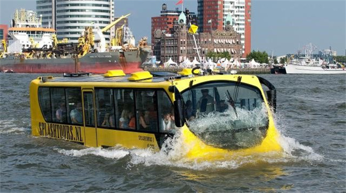 这辆双层巴士居然能在水上行驶 速度堪比游轮 深受游客喜爱