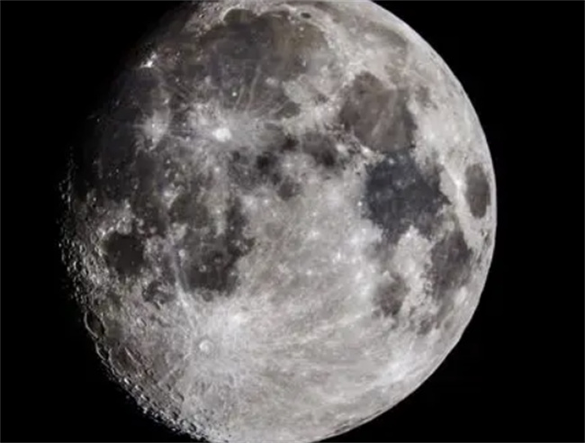 月球发现外来飞行物   频繁出来惹争议（正在研究）
