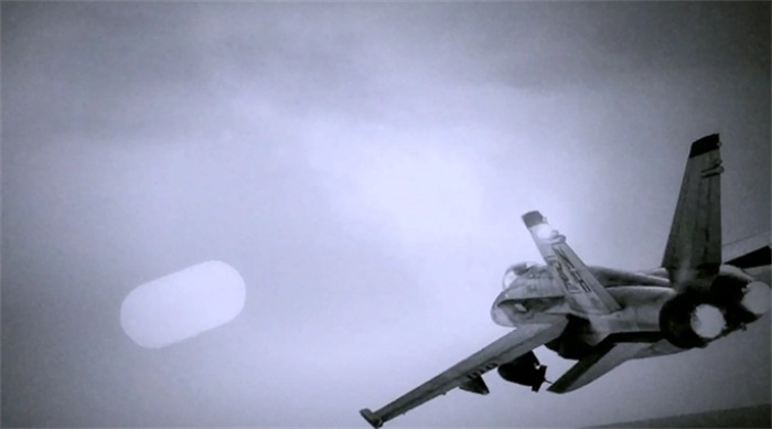 美飞行员遭遇球形UFO，声称它能“瞬移”，技术超越人类千年