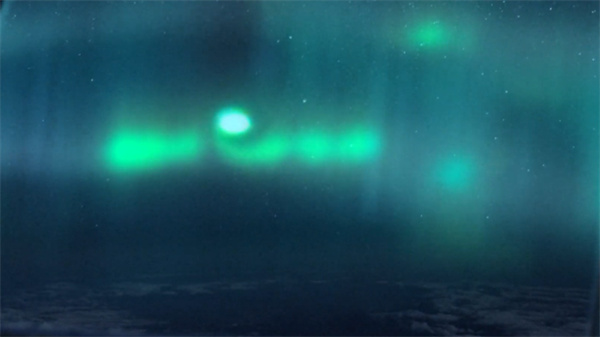 北极光中发现神秘UFO 似乎在“吸取”某种能量 究竟怎么回事