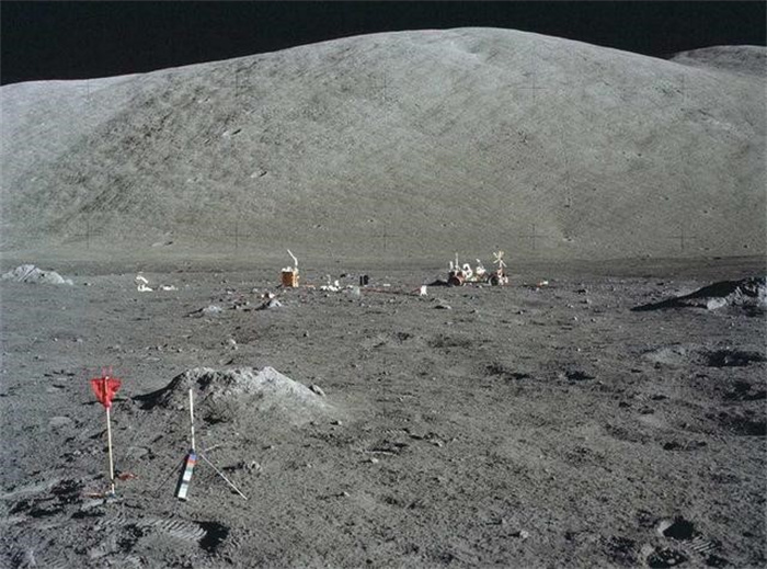 美国登月计划从开始到结束 会在月球上制造200多吨的垃圾