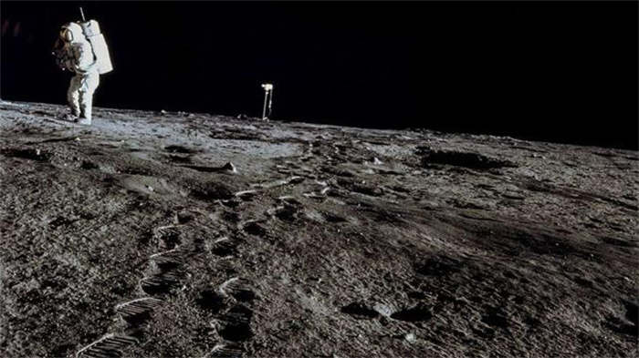 美国登月计划从开始到结束 会在月球上制造200多吨的垃圾
