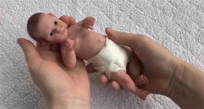 世界上最小的“婴儿”，比手掌还要小，捧在手里真是萌化了