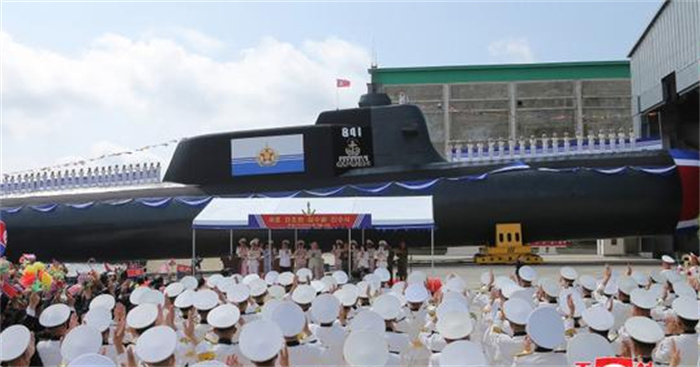 朝鲜首艘核攻击潜艇下水 金正恩鼓掌 6日举行下水典礼