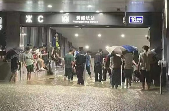 深圳暴雨红色预警全市停课 部分地铁停运