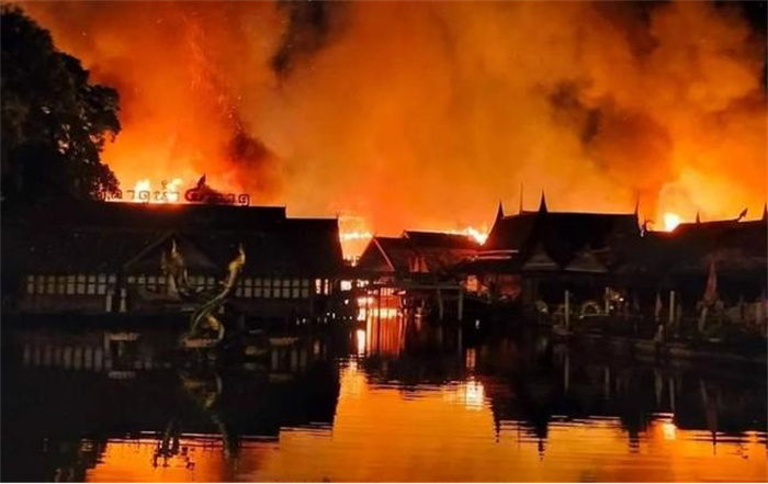 芭堤雅四方水上市场发生严重火灾 暂无人员伤亡