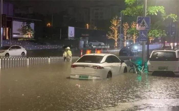 东莞遇强降雨隧道成河被淹没 有车在水中自燃