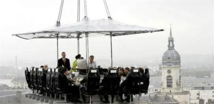 世界上独一无二的餐厅  悬在50米高空上  吃饭要签生死协议